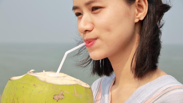 Manfaat Minum Air Kelapa untuk Menghidrasi Tubuh